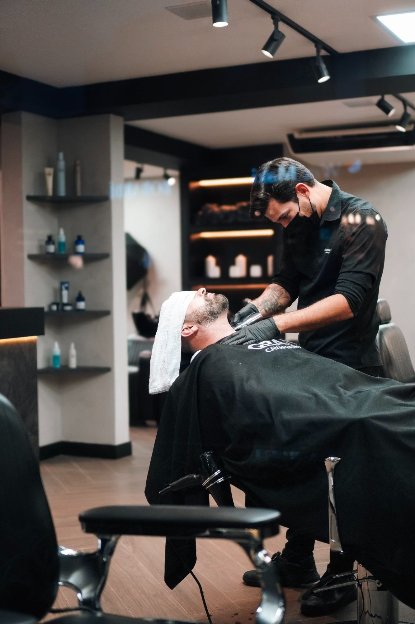 Barbeiro da Gran Cavalheiro fazendo a barba de um cliente